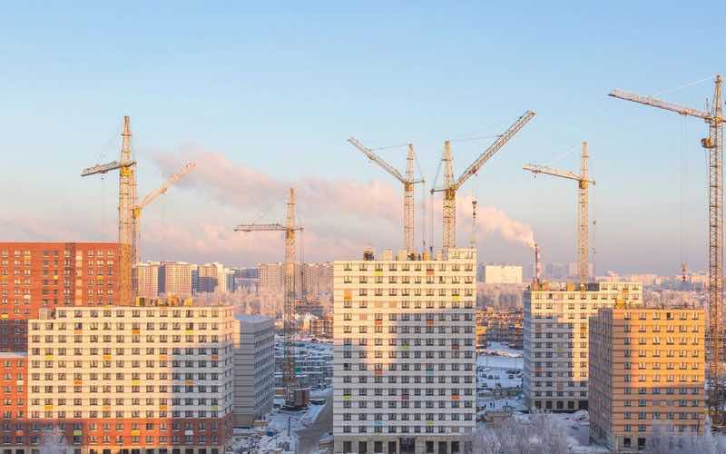 Специалисты по недвижимости оценили понижение цены квартир в новых домах города Москва за год
