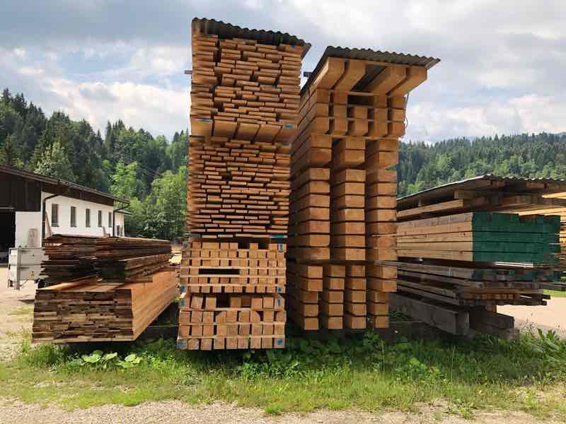 Каковы основные преимущества и недостатки строительства из дерева по сравнению с другими материалами?