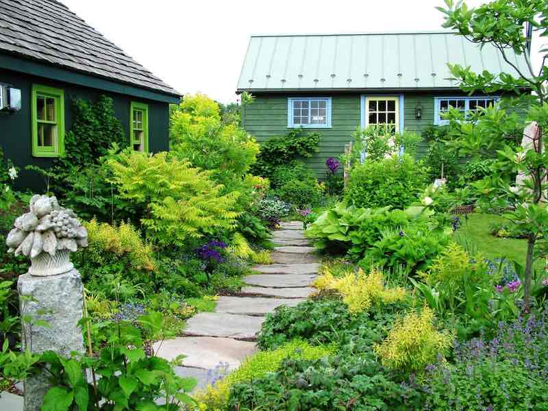 Как ухаживать за садовым домиком в разные времена года?